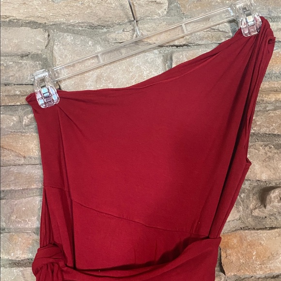 Elegant Red One-Shoulder Dress with wrap around sash. Large. - Picture 4 of 8